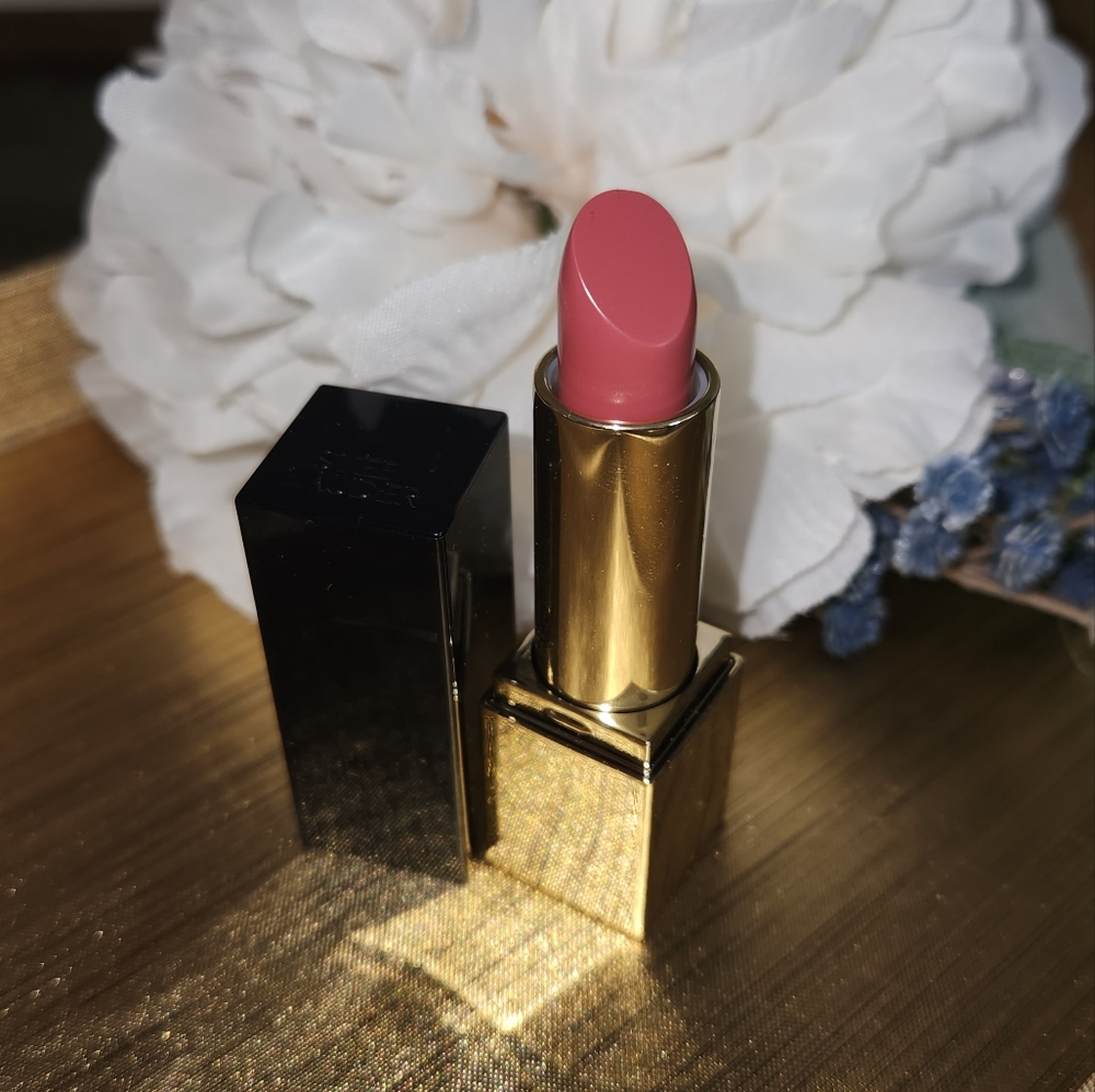 Estee Lauder- Dynamic